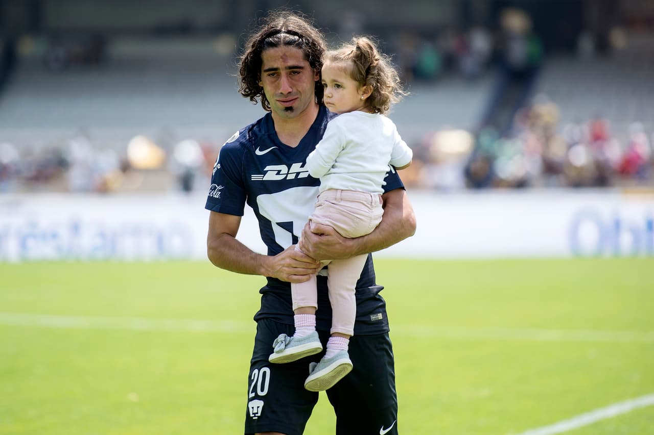 Matias Britos, acompañado de su hija, en uno de los momentos emotivos al inicio del encuentro.