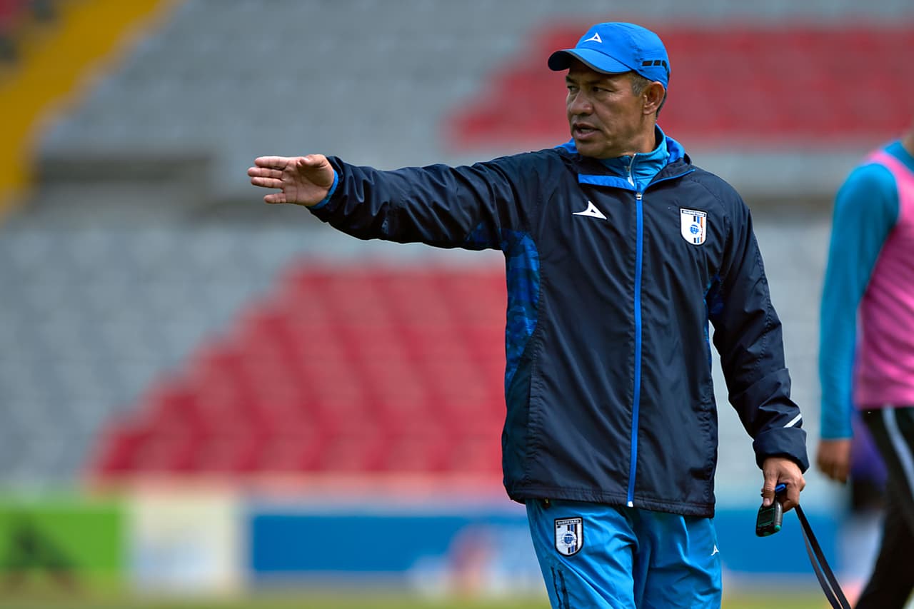 Ya sea dirigiendo al Puebla, San Luis, Chivas o Querétaro Ignacio tiene un promedio de 3 victorias 2 empates y 2 derrotas jugando como local. Cabe destacar que en 2 de estos equipos entró como interino por lo que no cubrió gran parte de los juegos como local de sus clubes.