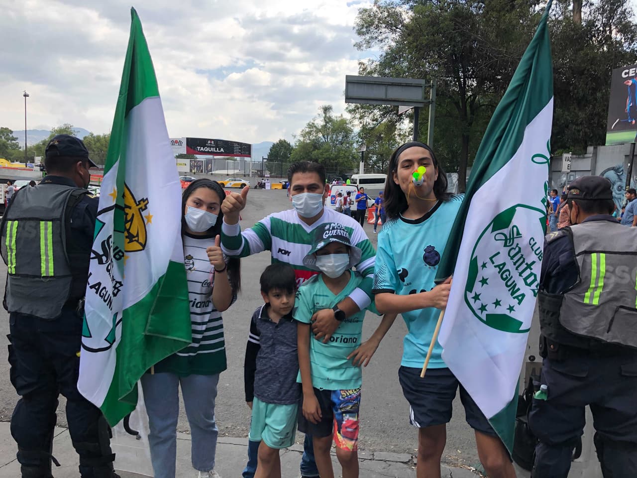 Miles de seguidores de Cruz Azul aparecieron en los alrededores del Estadio Azteca para cantar, alentar y gritar en apoyo a la Máquina celeste para la Final del Guardanes 2021 ante Santos Laguna.