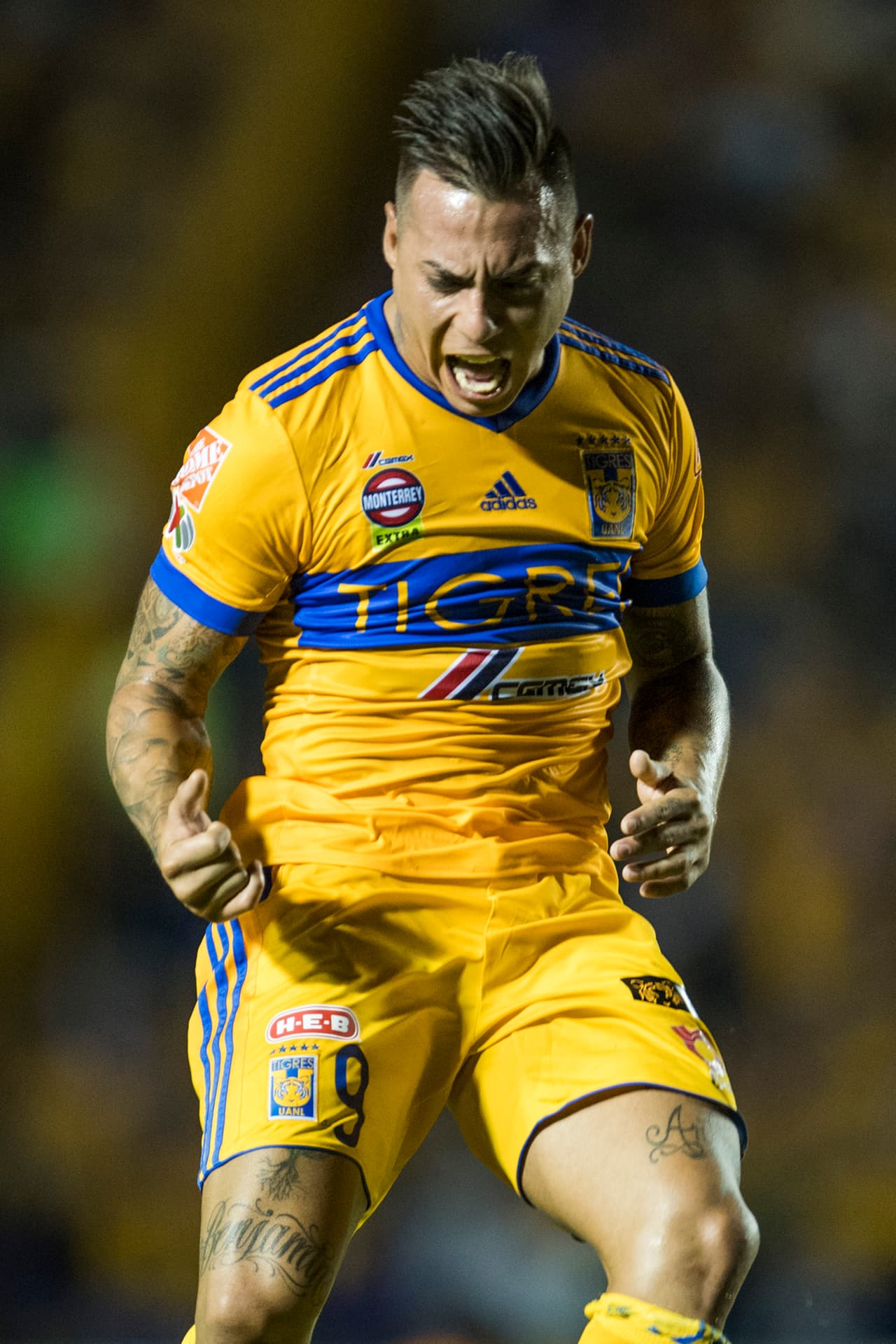 Al minuto 83, Eduardo Vargas anotó un golazo desde fuera del área para retomar la ventaja felina.