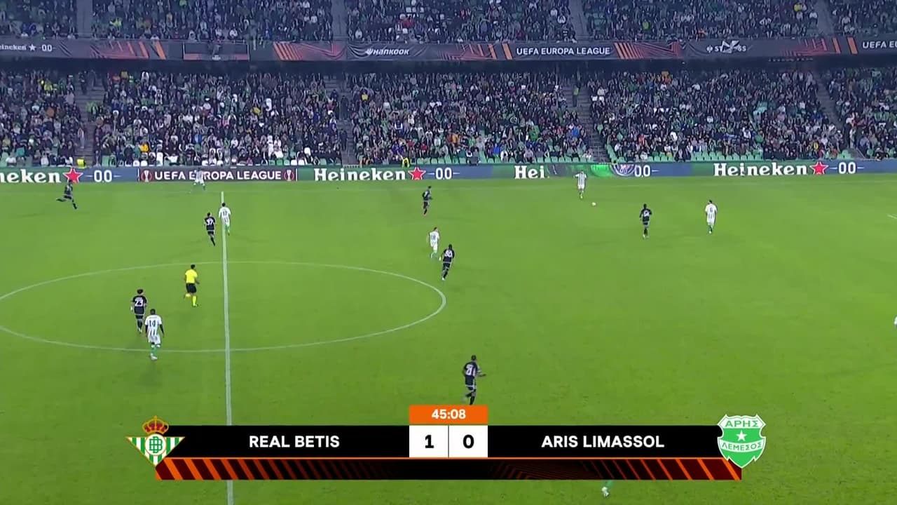 ¡GOL!  anota para Aris Limassol. Leo Bengtsson