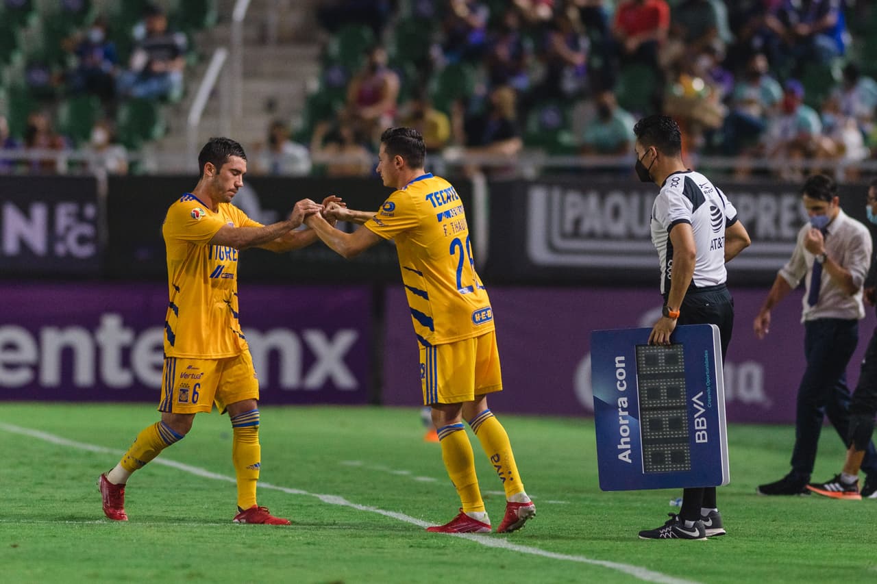 A pesar del refuerzo en el tobillo, Juan Pablo Vigón no pudo continuar en la cancha y salió a la media hora para darle su lugar a Florian Thauvin.