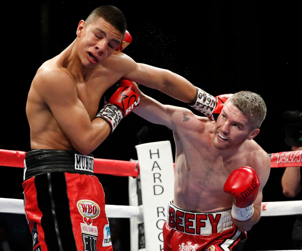 A partir del quinto asalto se emparejaron las cosas, aunque el mexicano seguía sin dar un golpe certero.