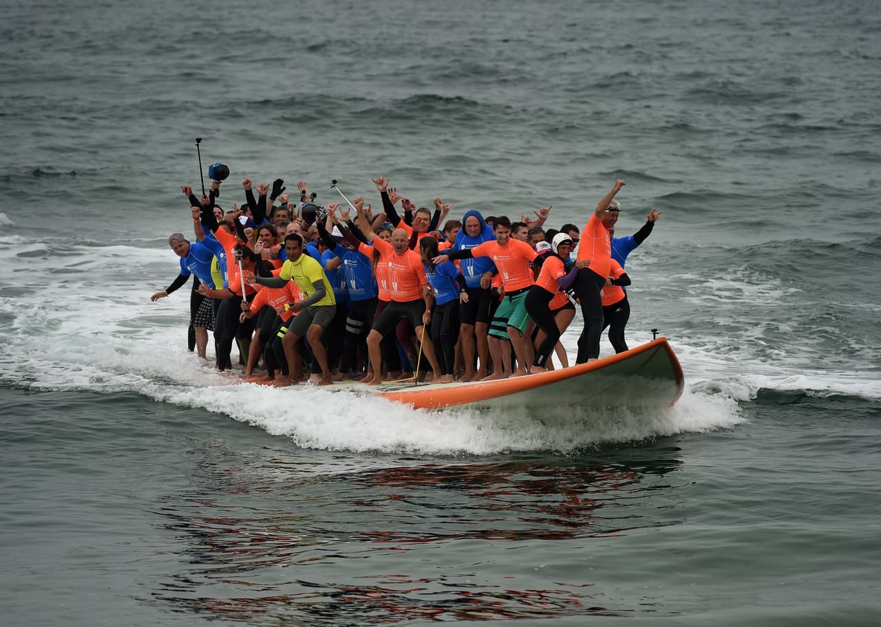 Campeones de sur, celebridades y personalidades locales montaron la tabla gigante.