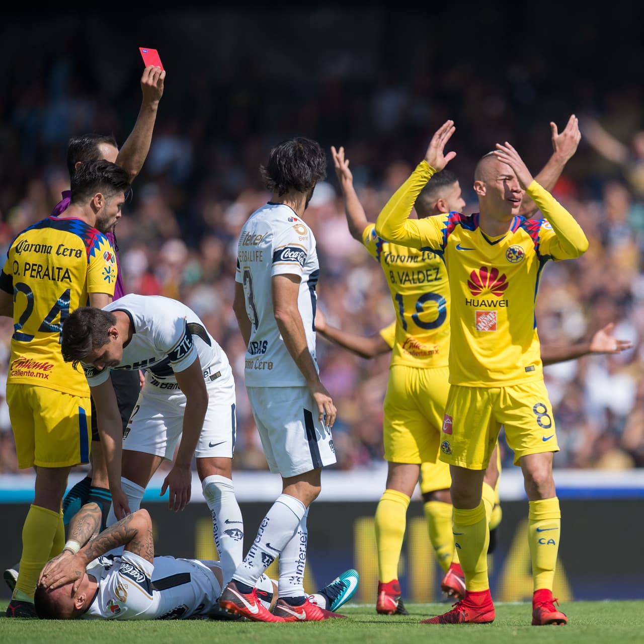 Uribe fue expulsada por un intento de chilena que lastimó a un rival.