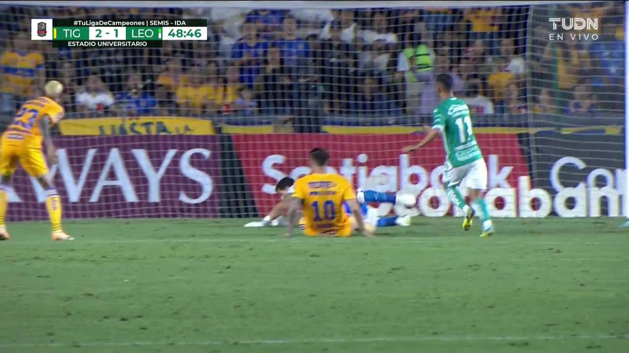 ¡TIRO ATAJADO! disparo por André-Pierre Gignac.