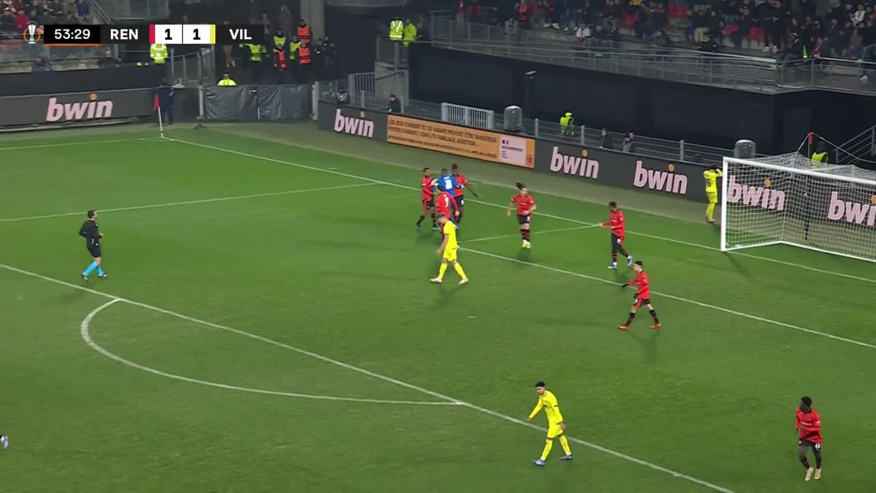 ¡TIRO ATAJADO! disparo por Álex Baena.