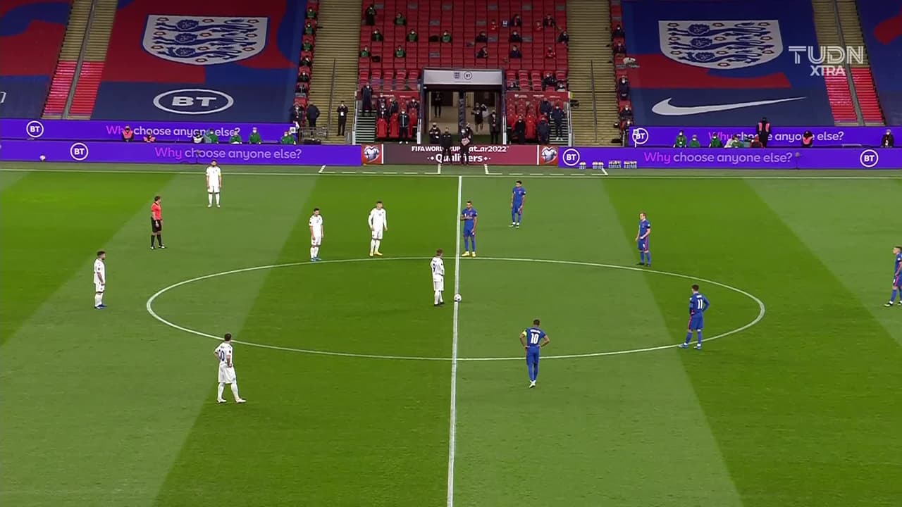 Arranca el partido y la pelota está en juego.