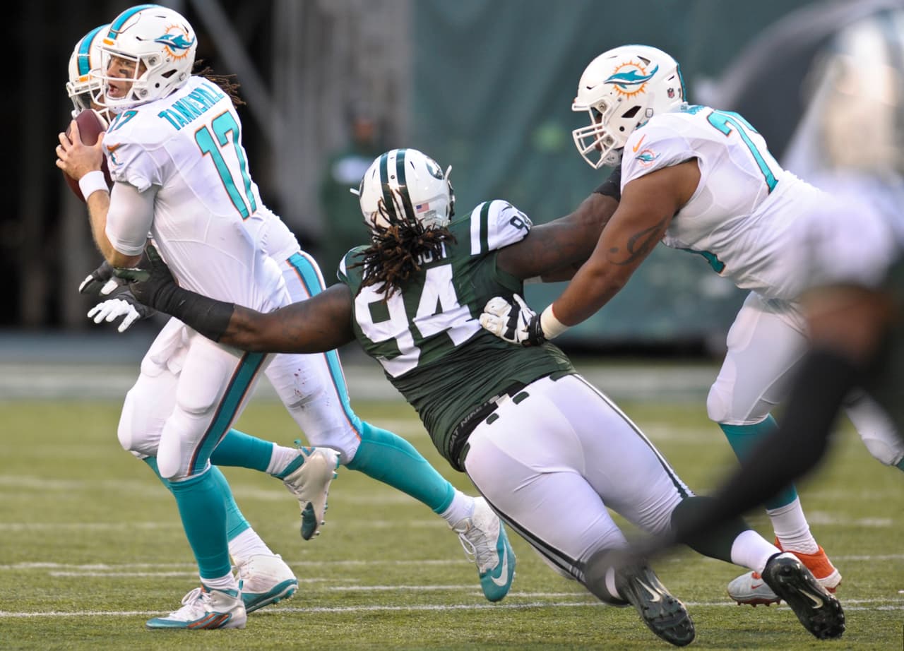 DAMON HARRISON. Tackle defensivo, New York Jets. El futuro de Harrison es prometedor debido a que es probable que evite la etiqueta de jugador franquicia, que es muy probable caiga en manos de su compañero en la línea defensiva, Muhammad Wilkerson, por lo tanto Harrison tendrá libertad de negociar contrato multianual y millonario.