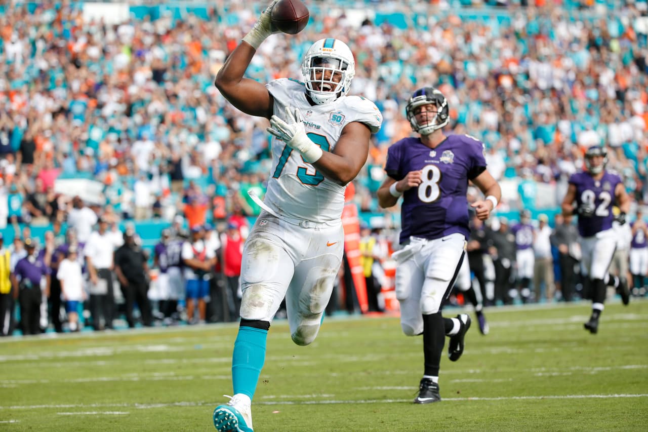 DERRICK SHELBY. Ala defensivo, Miami Dolphins. El suplente es tan importante como el titular. Este concepto se aplica a Shelby quien cubrió al estelar Cameron Wake con la misma efectividad. Cuando Wake se lesionó el Talón de Aquiles, Shelby hizo un trabajo excelente, por ello a los Dolphins les interesa quedarse con él.