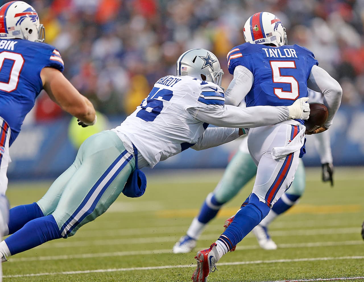 GREG HARDY. Ala defensiva, Dallas Cowboys. Jugador de enorme talento que suele meterse en problemas por su explosivo carácter. Muchas veces los escándalos eclipsan su capacidad de juego por lo que no sería raro que el dueño de los Cowboys Jerry Jones lo negocie a otra escuadra.