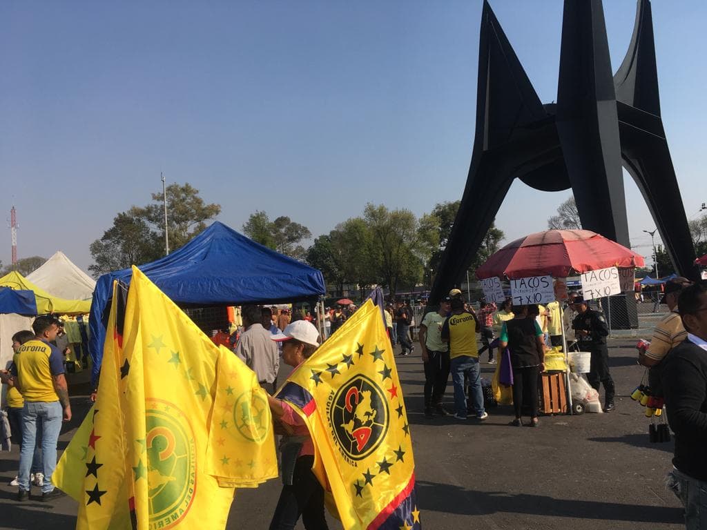 Banderas y recuerdos del América a la orden del día en las afueras del Azteca.