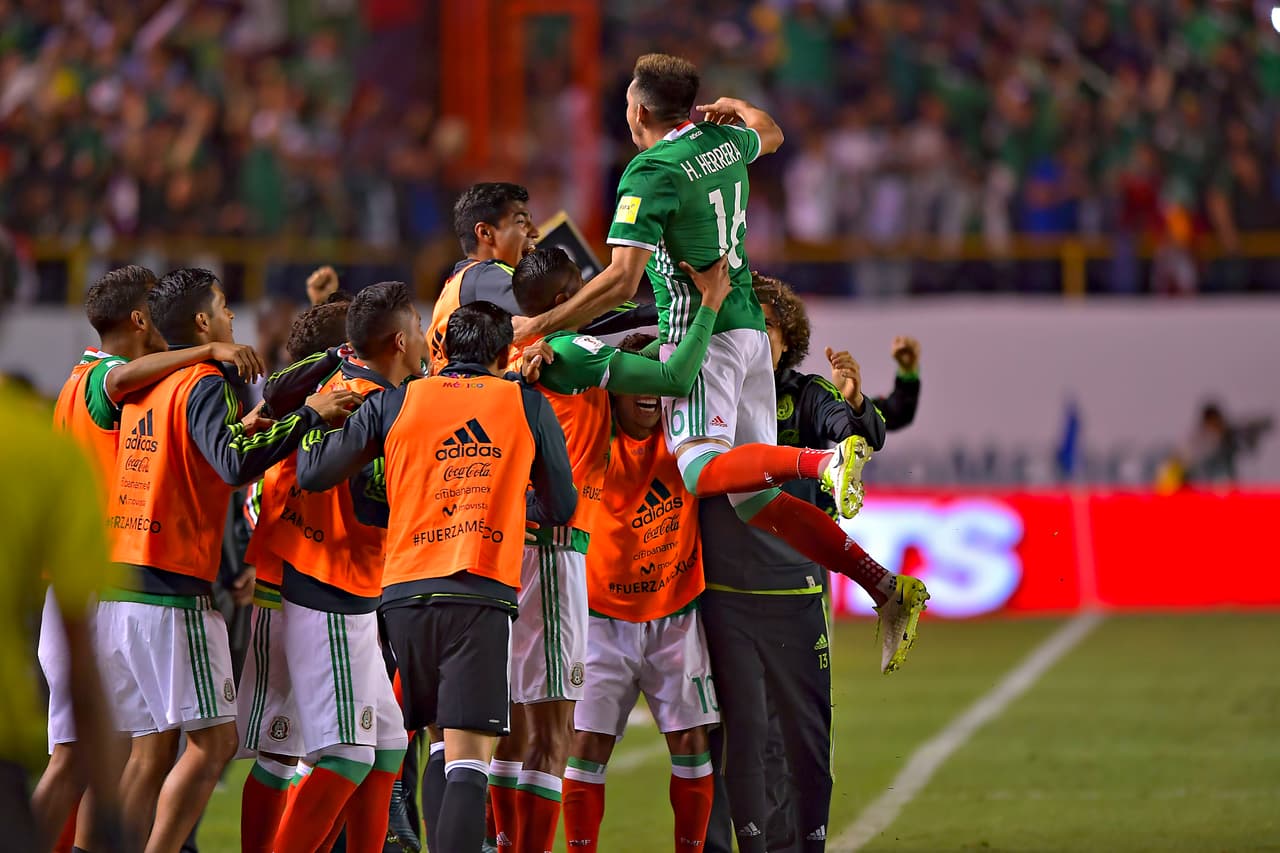 <b>7. </b>Aunque se perdió en la última fecha con Honduras, 
<b>el Tri caminó el hexagonal invicto hasta ese momento, </b>llegando a sumar 21 puntos, uno menos que el récord de Ricardo La Volpe para Alemania 2006.