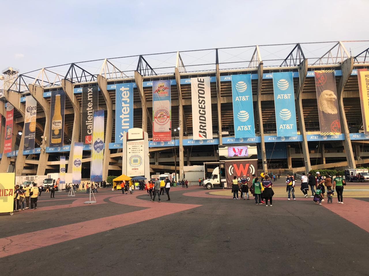 En el Estadio Azteca se vive el duelo de la Jornada 3 del Clausura 2019 entre las Águilas del América y el Pachuca.
