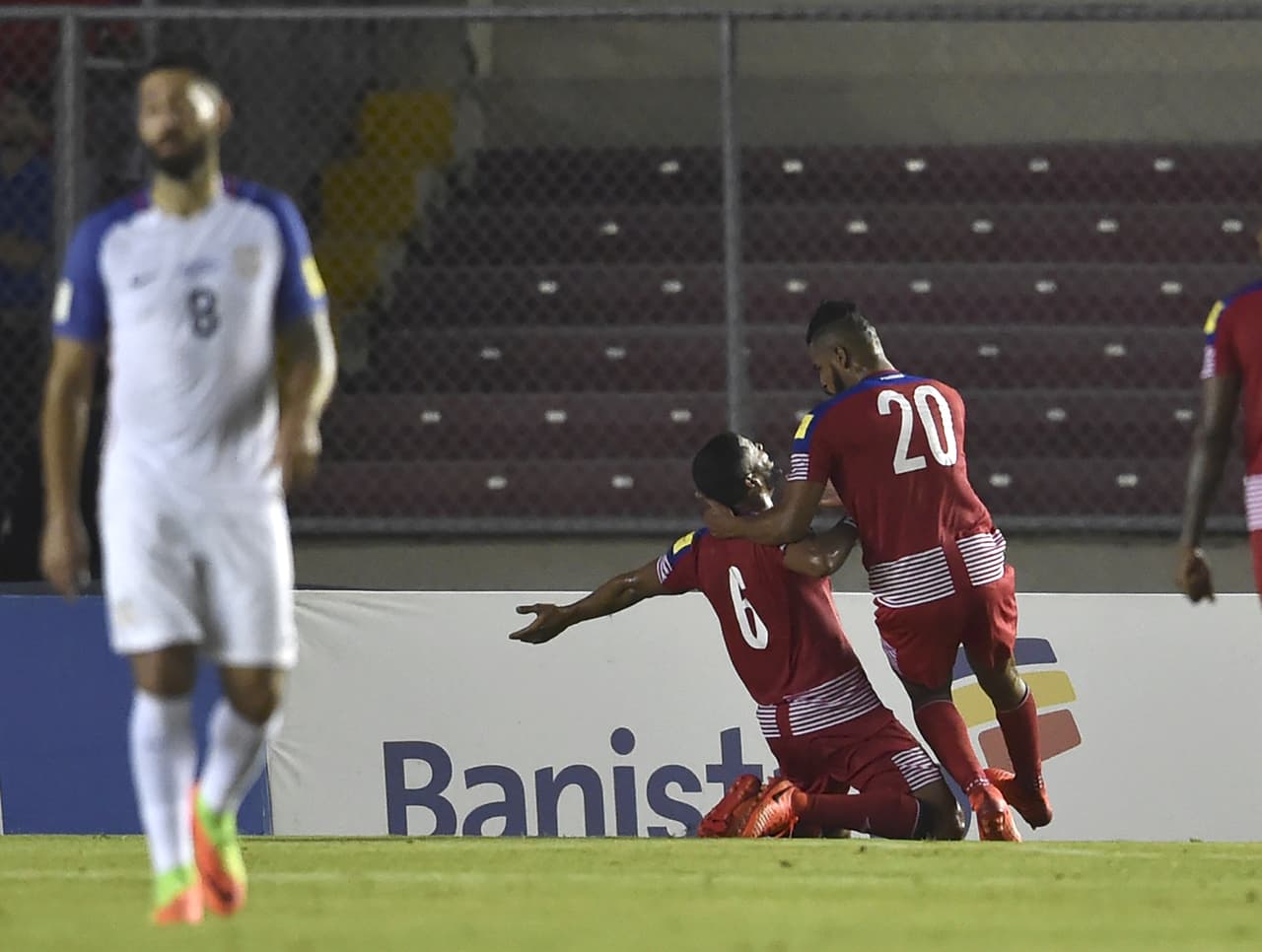 Panamá empató al minuto 43. Gabriel Gómez remata un balón que quedó botando en el área de Estados Unidos.