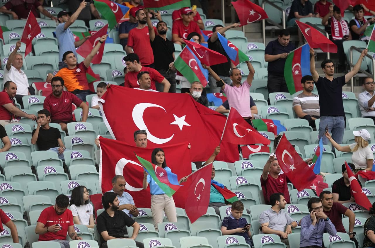 Gales logra derrotar 2-0 a Turquía en su partido inaugural del Grupo A en la Euro 2020. Con goles de Aaron Ramsey y Connor Roberts, los 'Dragones' suman sus tres primeros puntos en la tabla. Gareth bale hizo doble asistencia pero falla penalti.