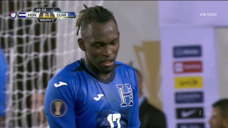 Tiro desviado de Alberth Elis