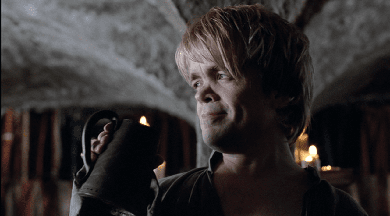 Los Lannister tienen un tercer hermano, un enano que sólo se dedica a beber, comer y disfrutar de la vida, pero es muy inteligente y tiene muy buen sentido del humor.