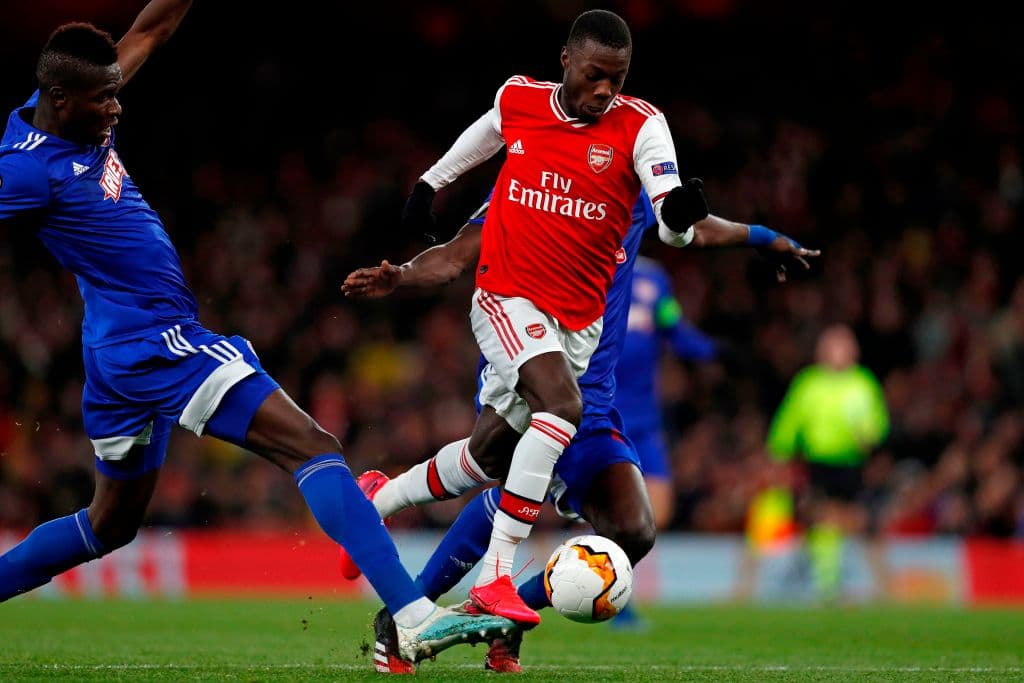 Nicolas Pepe se vuelve a escapar por la banda, pero esta vez Pape Abou Cissé le comete la falta.