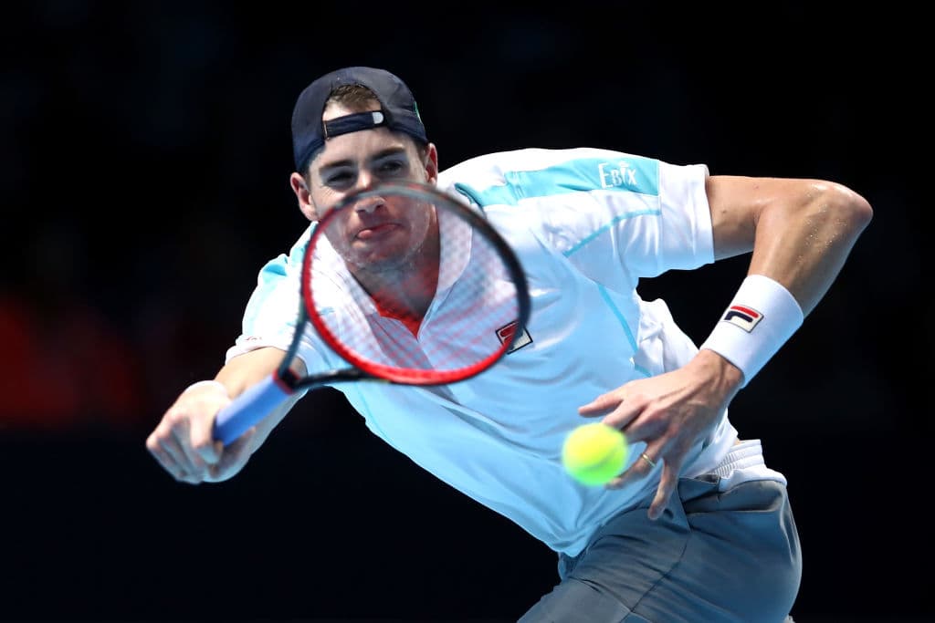 En compatencia estaban el estadounidense John Isner y el serbio Novak Djokovic, número uno del mundo, en un torneo entre los mejores en el cierre de la temporada de tenis.