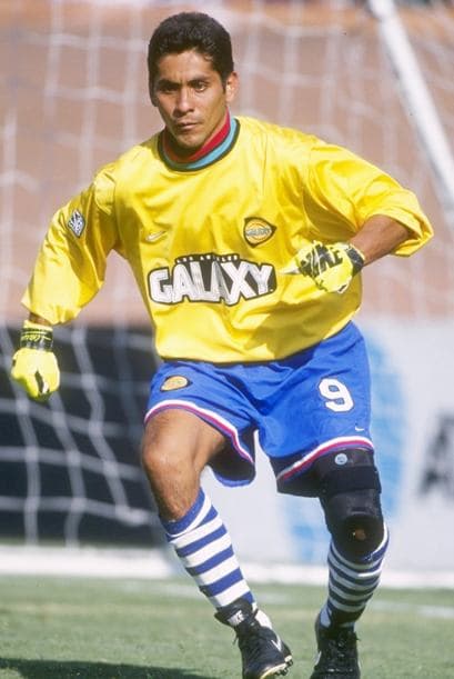Jorge Campos fue el portero sensación de México en los 90's. Disputó los Mundiales del '94, '98 y '02. Jugó para LA Galaxy en 1996 y posteriormente en Chicago Fire.