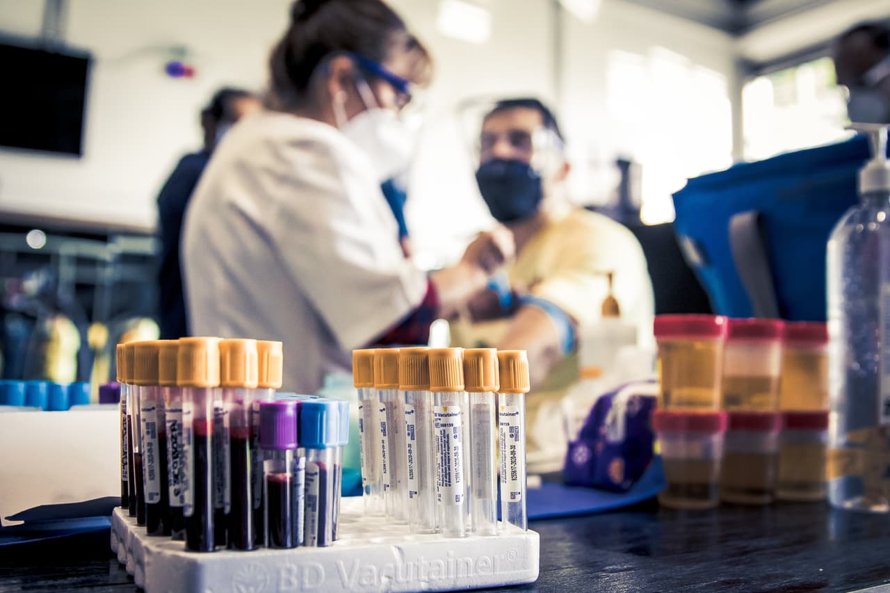 Guillermo Ochoa y Leonardo Suárez, entre otros jugadores de la plantilla americanista, se presentaron en ‘el nido de Coapa’ para someterse a pruebas médicas que descarten la probabilidad de ser portadores de COVID-19.