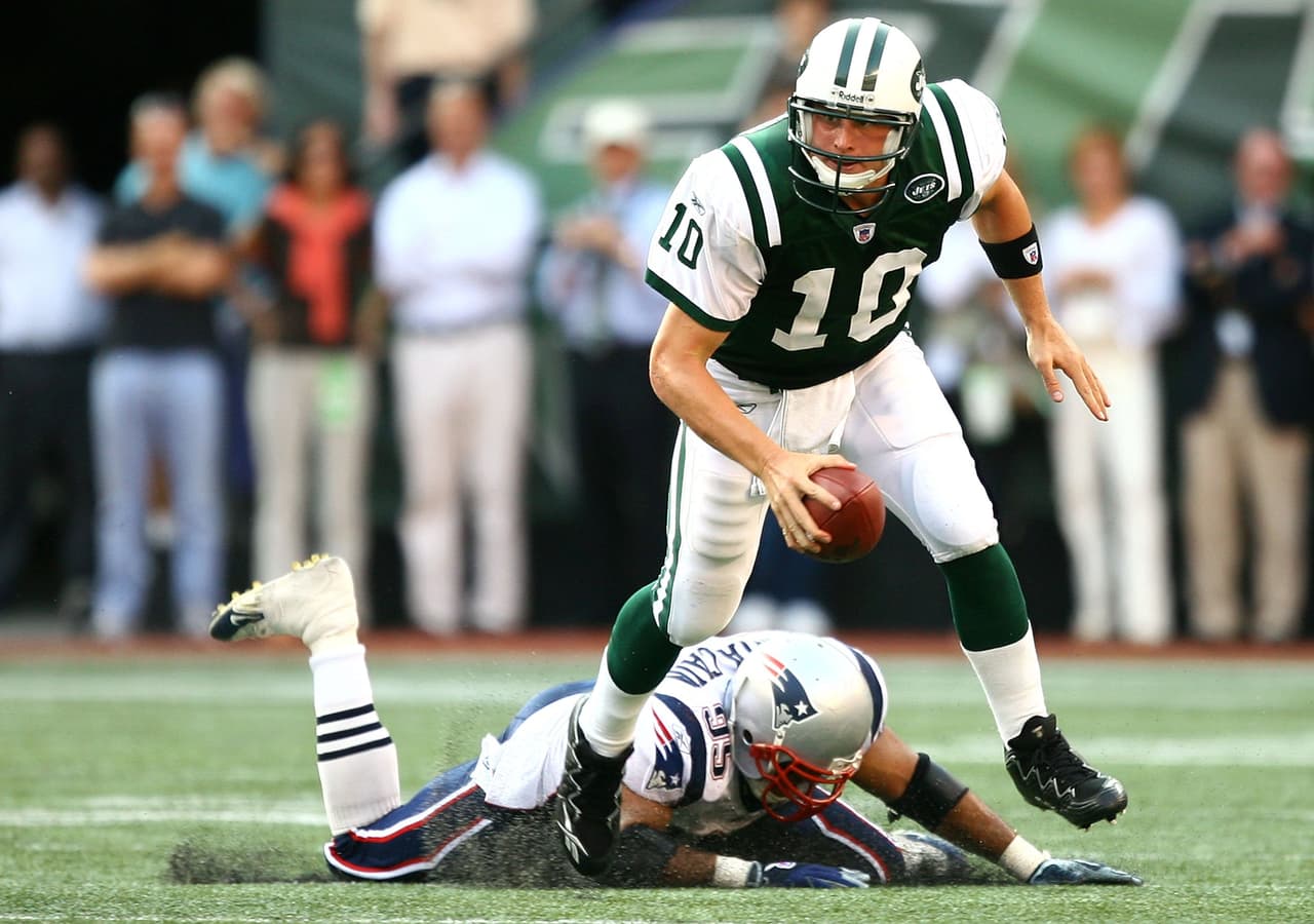 <b>13.- New York Jets (16 quarterbacks): </b>
<br>Quincy Carter, Brooks Bollinger, Vinny Testaverde, Chad Pennington, Brett Favre, Kellen Clemens, Greg McElroy, Marck Sánchez, Michael Vick, Geno Smith, Ryan Fitzpatrick, Bryce Petty, Josh McCown, Trevor Siemian, Luke Falk, Sam Darnold.