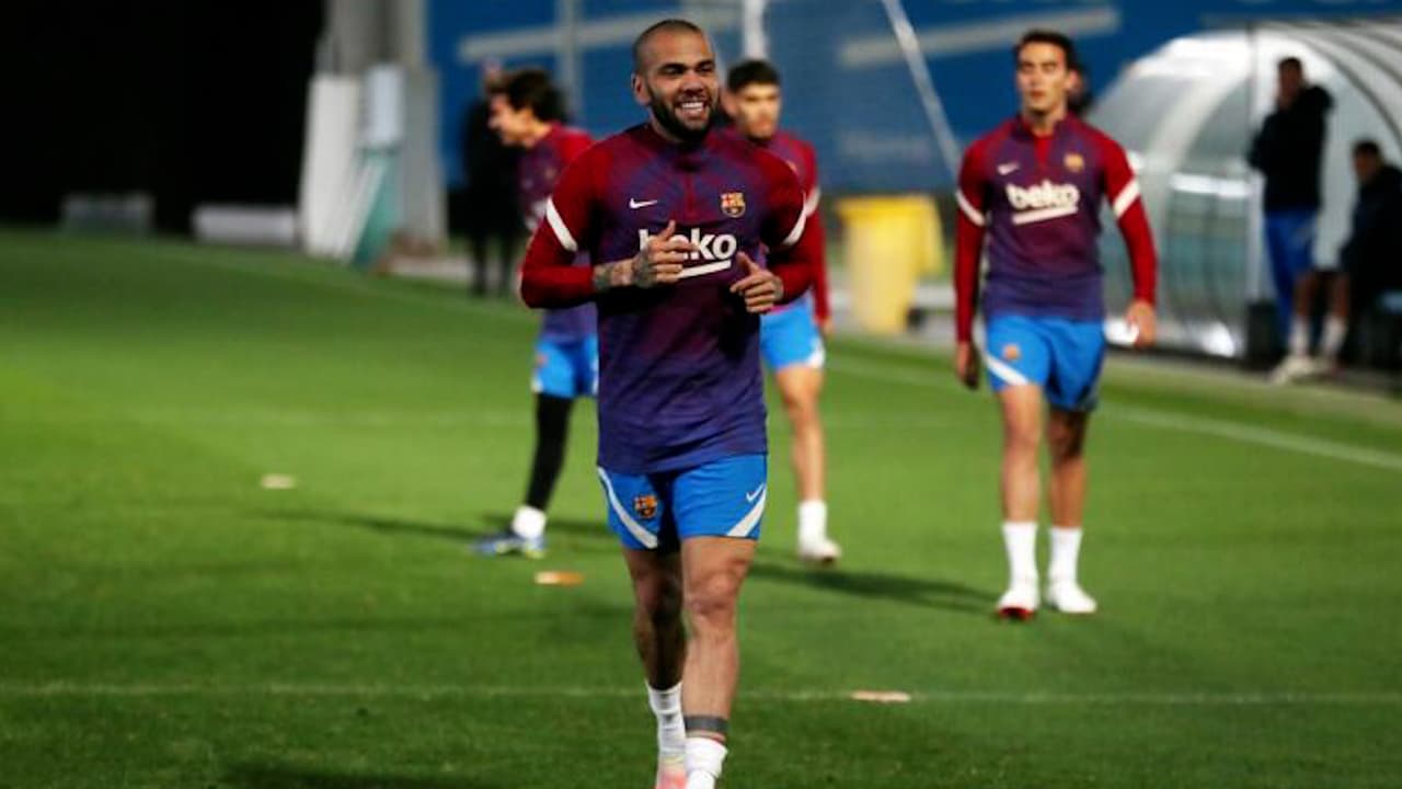 Dani Alves tiene aprobación para jugar con Barcelona