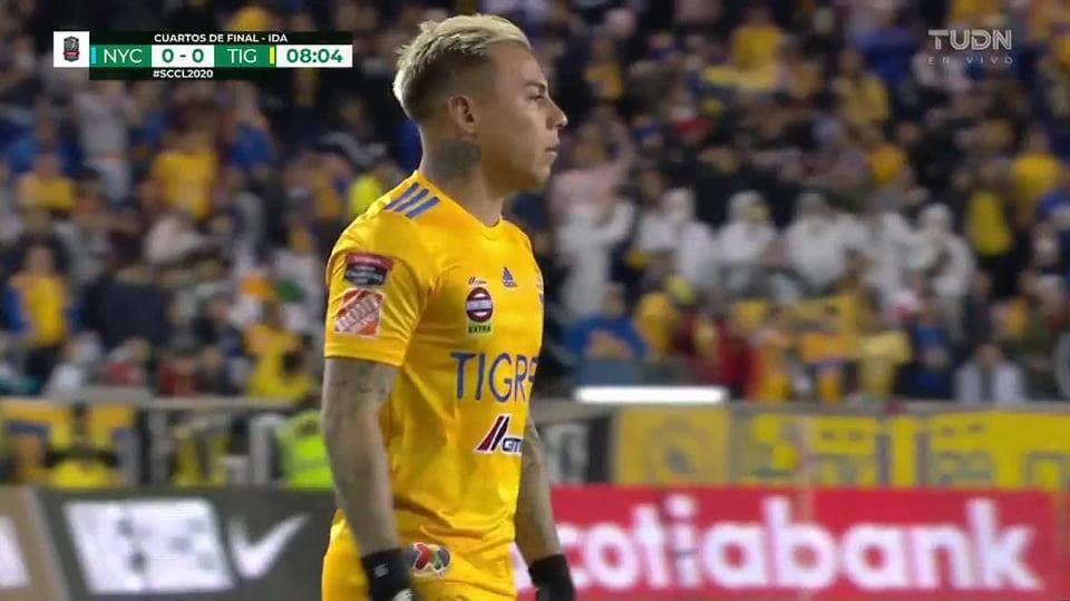 Tiro desviado de Eduardo Vargas
