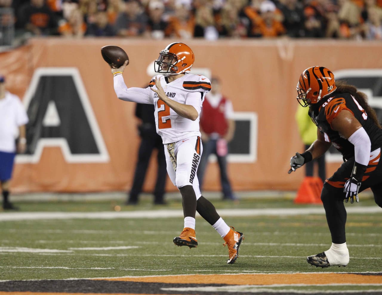 Los Cincinnati Bengals vencieron 31 - 10 a los Cleveland Browns para mantener el invicto 8 - 0, el mejor arranque de temporada en su historia.