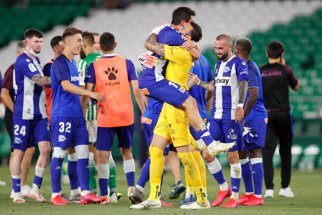 Betis 1-2 Alavés | Joselu (51’) y Ely (76’) adelantaron al Alavés. Loren (90+3) descontó muy tarde para Betis. Los mexicanos no tuvieron actividad.