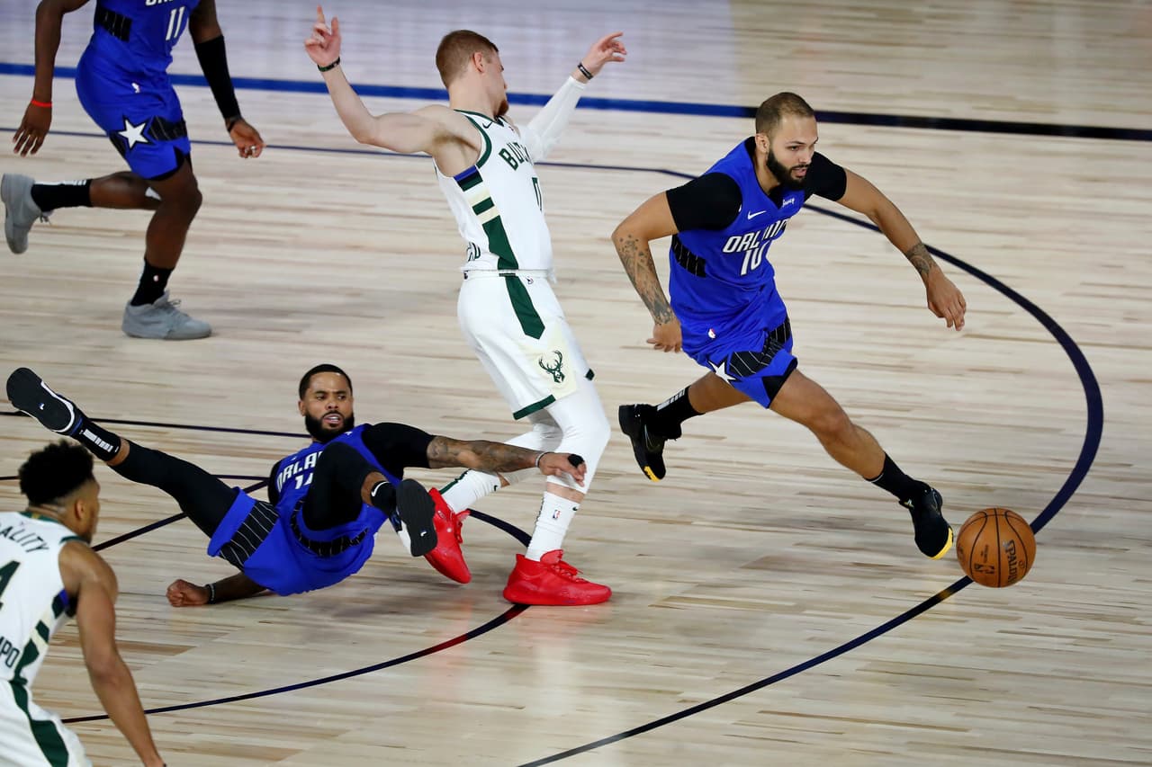 Los Milwaukee Bucks reaccionan en los Playoffs y le pegan 96-111 al Orlando Magic y empatan la serie.