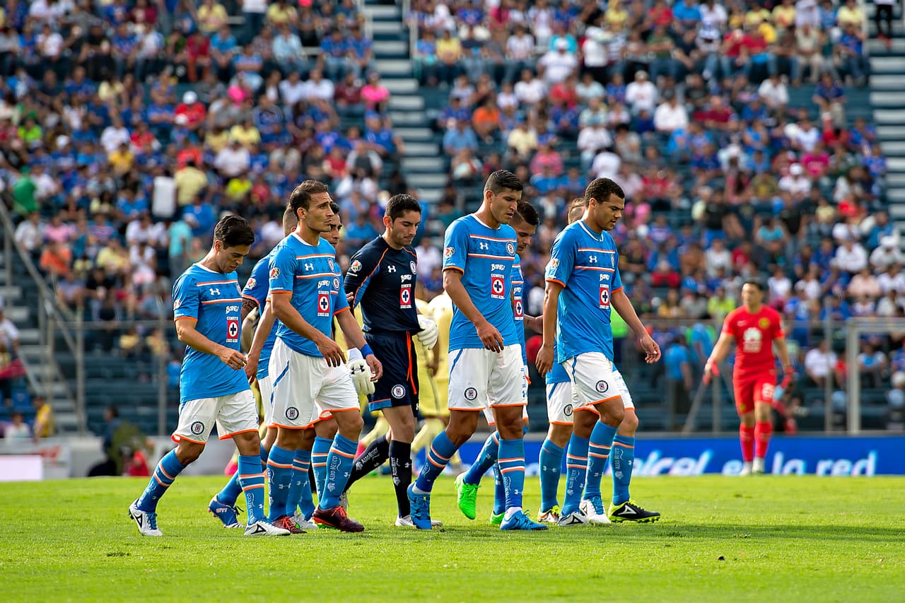 Por su parte el equipo de Cruz Azul es el último lugar del torneo con una de las peores ofensivas del torneo al tener pocos hombres referentes en el ataque lo que provoca que Sergio Bueno no pueda formar un planteamiento ofensivo, cosa que si tiene Pumas.