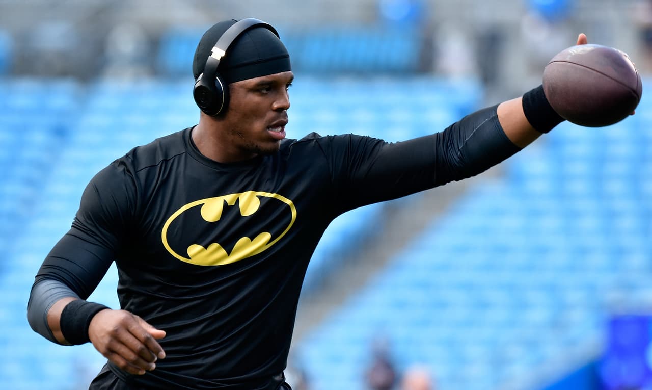 Usa playeras deportivas con los símobolos de Batman, Spiderman, aunque... (Foto: Paul Jasienski via AP).