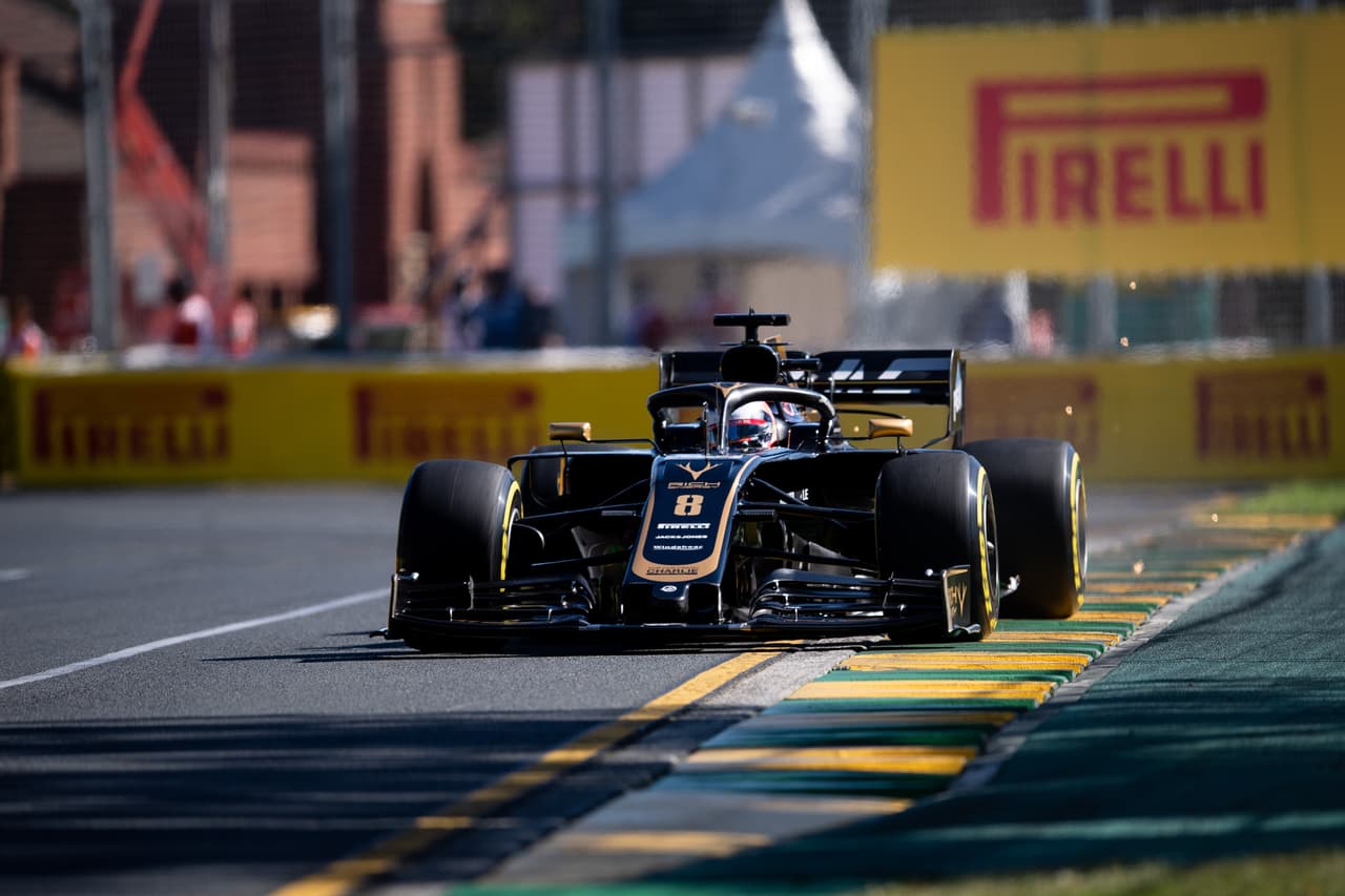 Por encima quedó el otro auto de la escudería al mando de Romain Grosjean, quien dio su mejor vuelta en 1:21.826.