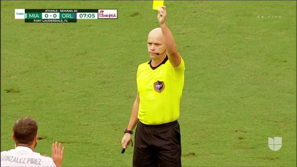 Tarjeta amarilla. El árbitro amonesta a Leandro González Pirez de Inter Miami CF