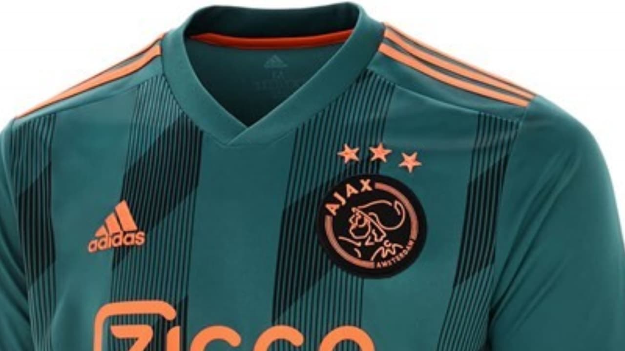 Después de que se conociera su playera titular para la próxima temporada, el Ajax ahora anunció su jersey alterno el cual estrenó este miércoles en el último juego de la Eredivisie 2018/19 ante el De Graafschap. El color verde es el protagonista en un tono oscuro acompañado de detalles naranjas.