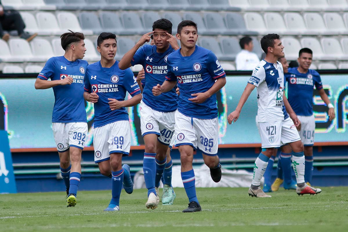 El empate en el marcador global hacía las cosas parejas, pero Cruz Azul poco a poco inclinó el campo a su favor.