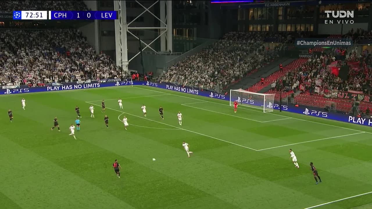 ¡TIRO ATAJADO! disparo por Claudio Echeverri.