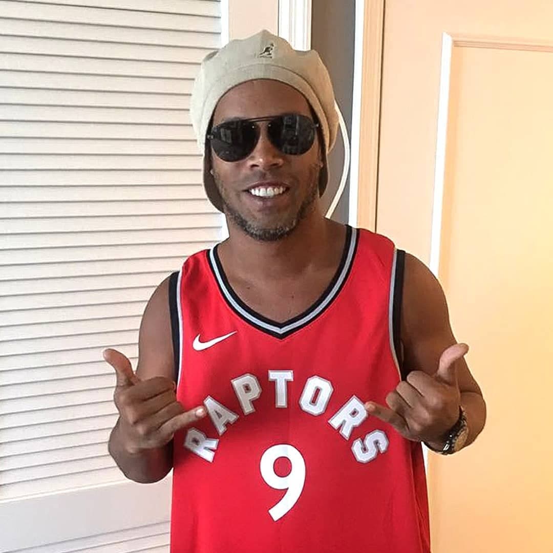 Ronaldinho luce la playera número 9 de Ibaka con la que compite con los Toronto Raptors, Serge Ibaka.