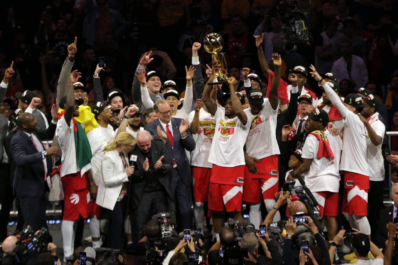 Los Toronto Raptors fueron, por récord, el segundo mejor equipo de la NBA y tras una exitosa, larga y desgastante Postemporada, lograron imponerse a los Golden State Warriors, el amplio favorito para refrendar su título. Dada la gran hazaña que acaban de conseguir los canadienses, así fue como festejaron en la casa del equipo más dominante de la NBA en los últimos cinco años.