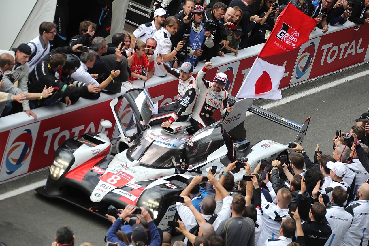 El español Fernando Alonso, que ganó de nuevo a bordo del Toyota TS050 Hybrid las 24 Horas de Le Mans, capturó en el circuito de La Sarthe el cuarto título mundial de su carrera deportiva.
