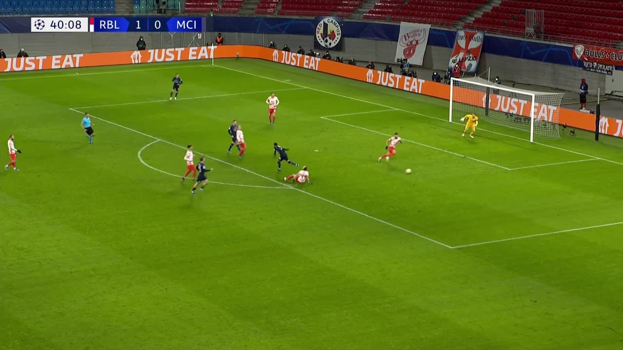 ¡TIRO ATAJADO! disparo por Phil Foden.