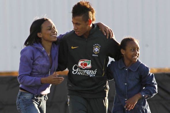 El atacante brasileño Neymar fue la sensación entre las fanáticas de la 'Canarinha'.