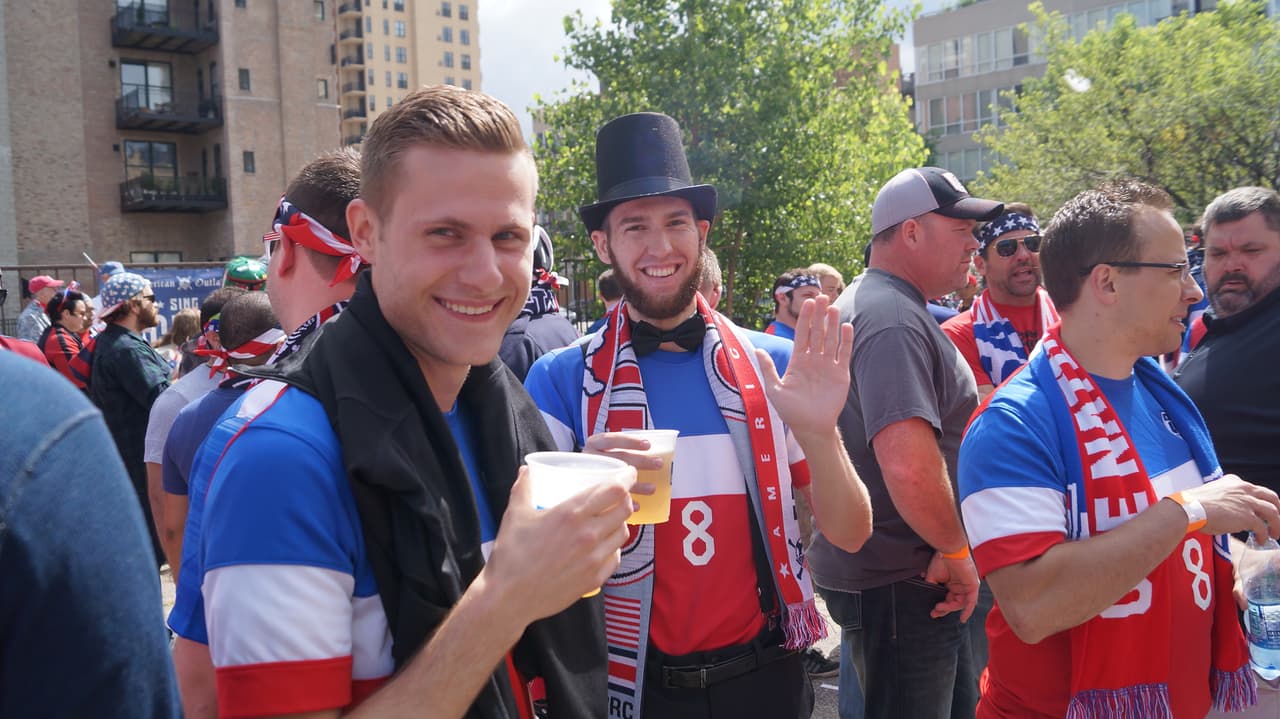 Los aficionados de Estados Unidos y Costa Rica se dieron cita en el Soldier Field de Chicago en duelo del Grupo A de la Copa América Centenario.