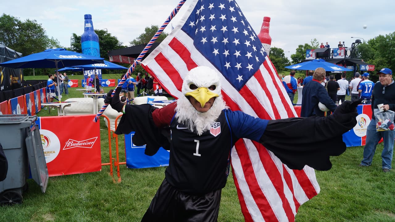 Los aficionados de Estados Unidos y Costa Rica se dieron cita en el Soldier Field de Chicago en duelo del Grupo A de la Copa América Centenario.