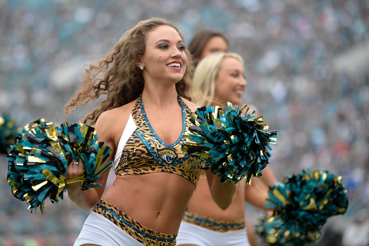 Las sensuales animadoras de la NFL le dieron alegría, belleza y energía al espectáculo del fútbol americano estadounidense en su Semana 13 de competencia, en un condimento único para el público.