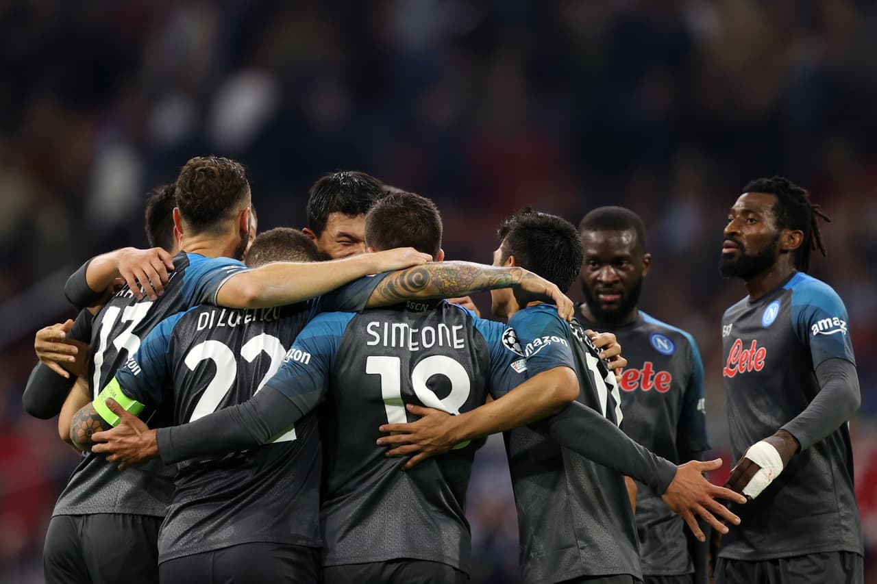 Napoli aplastó al Ajax a domicilio y lleva paso perfecto en la Champions League.