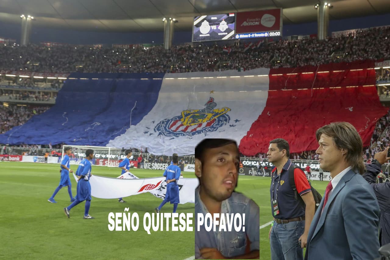 El equipo solo quería que su gente le ayudara a quitar a un intruso en un cuadro espectacular entre Matías Almeyda y la bandera gigante de su afición.