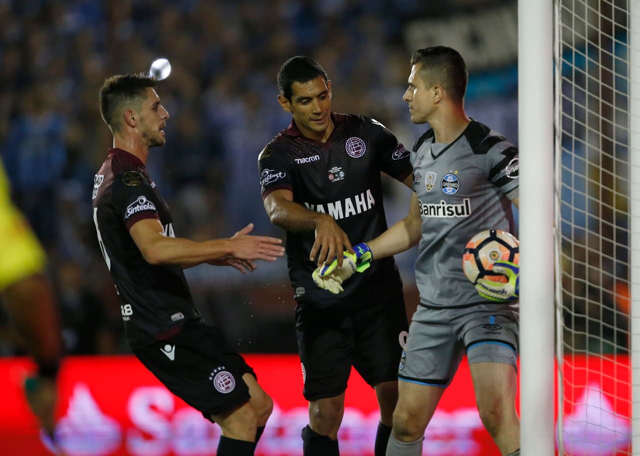 Lanús luchaba con todo su orgullo propio, en medio de la organización de los brasileños para evitar cualquier sorpresa.